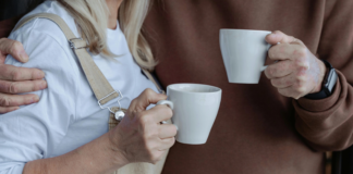 Băutura virală care cucerește rețelele sociale, dar stârnește controverse: de ce medicii nu o recomandă zilnic