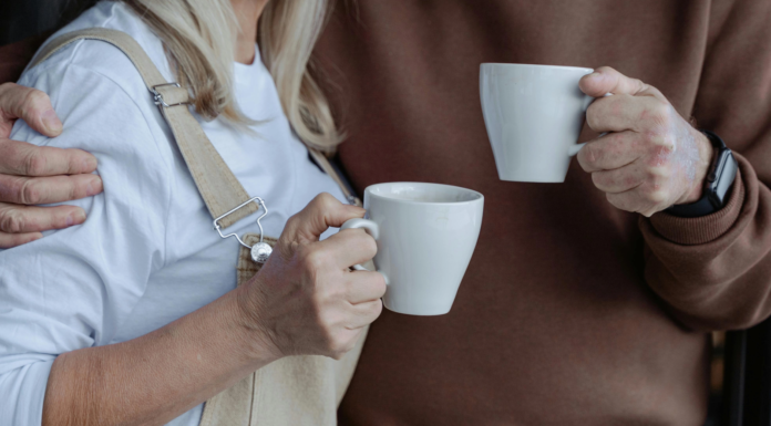 Băutura virală care cucerește rețelele sociale, dar stârnește controverse: de ce medicii nu o recomandă zilnic