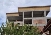Scandal în comuna Rediu: 34 de localnici acuză că un PUZ a fost modificat pentru a favoriza construcția unui bloc. Investiția este a consilierului PSD Elvis Mocanu