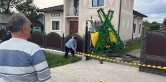 VIDEO Scene ca în filme într-o comună din România: un tractor a lovit un pieton și a ajuns în sufrageria unei case. La volan era primarul