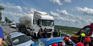 VIDEO Accident grav pe DN 28, la Sârca: un bărbat de 82 de ani a fost scos încarcerat și inconștient dintre fiarele contorsionate