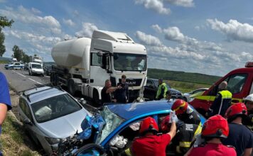 VIDEO Accident grav pe DN 28, la Sârca: un bărbat de 82 de ani a fost scos încarcerat și inconștient dintre fiarele contorsionate