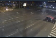 VIDEO Accident în Tudor Vladimirescu: două mașini s-au ciocnit după o manevră riscantă