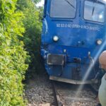 VIDEO Accident feroviar la Tutova între un tren InterRegio și un autotren. Șofer rănit, fără victime în tren