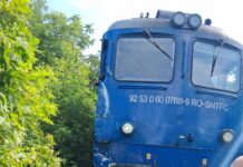 VIDEO Accident feroviar la Tutova între un tren InterRegio și un autotren. Șofer rănit, fără victime în tren