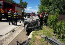 Accident grav la Lespezi. Un autoturism a intrat într-un cap de pod