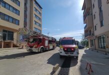 Incendiu într-un bloc din Valea Lupului. Pompierii au intervenit de urgență cu mai multe autospeciale