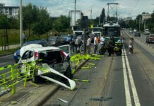 Accident rutier pe bulevardul Nicolae Iorga din Iași: un autoturism a lovit parapetul unei stații de tramvai
