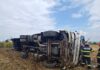 Impact violent pe E85. Șofer de camion, prins sub tone de metal și salvat în ultimul moment