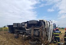 Impact violent pe E85. Șofer de camion, prins sub tone de metal și salvat în ultimul moment