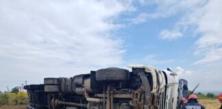 Impact violent pe E85. Șofer de camion, prins sub tone de metal și salvat în ultimul moment