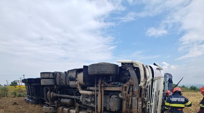 Impact violent pe E85. Șofer de camion, prins sub tone de metal și salvat în ultimul moment