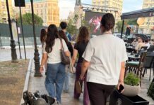 Vasile Puscașu (AUR), șeful Comisiei de Urbanism face ce-l taie capul pe domeniul public. La fiecare meci, scaunele ajung pe trotuar, iar pietonii abia mai au loc să treacă