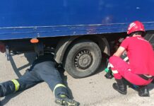 Momente de groază la Moșna! O mamă cu un copil în brațe, prinsă sub o autoutilitară după un impact violent