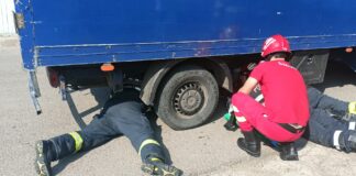 Momente de groază la Moșna! O mamă cu un copil în brațe, prinsă sub o autoutilitară după un impact violent