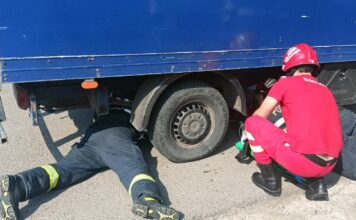 Momente de groază la Moșna! O mamă cu un copil în brațe, prinsă sub o autoutilitară după un impact violent