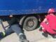 Momente de groază la Moșna! O mamă cu un copil în brațe, prinsă sub o autoutilitară după un impact violent