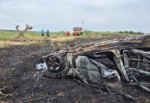 VIDEO Mașină făcută scrum după un accident în Iași! Autoturismul s-a răsturnat și a luat foc