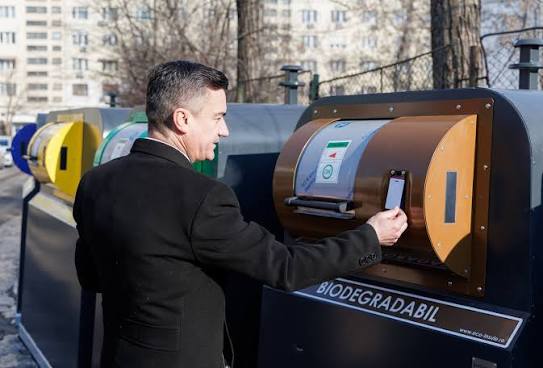 Deși au fost montate, cele 150 de insule ecologice din Iași nu funcționează din cauza unui blocaj la București
