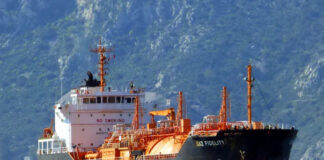VIDEO Misiune de salvare în Marea Neagră după un incendiu produs la un petrolier aflat în apropiere de Sf. Gheorghe