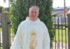 „Când sutana devine coroană”. Un enoriaș din Fărcășeni îl acuză pe preotul paroh că refuză amenajarea mormintelor unor bătrâni: „Este răuvoitor”