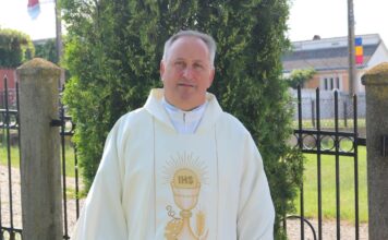 „Când sutana devine coroană”. Un enoriaș din Fărcășeni îl acuză pe preotul paroh că refuză amenajarea mormintelor unor bătrâni: „Este răuvoitor”