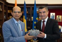 Ambasadorul Indiei, Dr. Manoj Kumar Mohapatra, o nouă vizită oficială la Primăria Municipiului Iași Primarul Mihai Chirica a primit vineri, 28 august 2026, vizita Excelenței Sale Dr. Manoj Kumar Mohapatra, Ambasadorul Extraordinar și Plenipotențiar al Republicii India în România și Republica Moldova. Excelența Sa se află pentru a treia oară la Iași, precedenta vizită având loc în urmă cu mai puțin de trei luni, la începutul lunii iunie. 📈 Noua întrevedere vine într-un context în care România și India s-au angajat într-un proces de extindere ambițioasă a relațiilor bilaterale, prin consolidarea Parteneriatului Extins dintre cele două state în perspectiva aniversării, în 2028, a 80 de ani de relaţii diplomatice. Astfel, pe 23 iulie 2026, preşedintele Nicuşor Dan a primit-o la Palatul Cotroceni pe preşedinta Republicii India, Droupadi Murmu, care făcut o vizită de stat de trei zile în România, participând și la Forumul de Afaceri România-India. Cu aceste ocazii au fost semnate trei acorduri între cele două țări, obiectivul comun fiind dublarea schimburilor comerciale bilaterale, care au ajuns la aproximativ 1,3 miliarde de dolari în 2025. 💻 Discuțiile dintre primarul Mihai Chirica și Ambasadorul Indiei au subliniat necesitatea intensificării relațiilor diplomatice, comerciale și economice dintre India și România, precum și Republica Moldova, peste Prut investițiile indiene fiind în plină expansiune. Iașul are deja o tradiție în colaborarea cu mediul de afaceri indian, găzduind de-a lungul timpului companii importante din metalurgie și industria farmaceutică. În prezent, în oraș activează HCL Tech, o companie IT de top, cu circa 500 de angajați. ⚡ Excelența Sa a evidențiat interesul Indiei pentru investiții în România și, în mod particular, în Iași și în Regiunea de Nord-Est, în domenii precum energia regenerabilă (zonă foarte sensibilă în țara noastră în această perioadă), infrastructura, digitalizarea și inteligența artificială (în care India cunoaște o dezvoltare puternică), sănătatea și industria farmaceutică. De asemenea, diplomatul și-a manifestat dorința de extindere a cooperării în domeniile universitar și cultural, Iașul găzduind, de altfel, în luna aprilie, cea de-a doua ediție a Festivalului Holi. 🚀 La rândul său, primarul Mihai Chirica a prezentat inițiativele strategice ale Iașului, precum dezvoltarea clusterului aerospațial, grupul de lucru dedicat inteligenței artificiale realizat în colaborare cu mediul academic, precum și oportunități de cooperare în domenii precum producția de energie. 👨💼 Ambasadorul Indiei și primarul Mihai Chirica au mai convenit să sprijine organizarea unor întâlniri între camere de comerț locale, cum este și cea de la Iași, și Camera Indiană de Comerț pentru România și Republica Moldova, în vederea creării unor oportunități reale de afaceri. Nu în cele din urmă, Excelența Sa i-a adresat edilului invitația de a face o vizită în India chiar în cursul acestui an. 🤝 „Îi mulțumesc Excelenței Sale domnului Ambasador pentru această nouă vizită onorantă și, sper, fructuoasă și pentru deschiderea și interesul manifestate față de orașul nostru. Îmi doresc ca această întâlnire să fie începutul unui parteneriat durabil, din care să se nască proiecte concrete și valoroase pentru comunitățile noastre”, a declarat primarul Mihai Chirica.