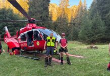 Un turist a căzut 30 de metri de pe o stâncă, sub ochii familiei în Masivul Ceahlău. A fost preluat de elicopterul SMURD
