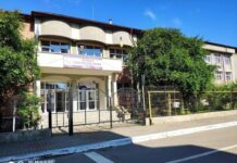 Războiul pentru „Casa Specialistului” din Heleșteni. O femeie a cerut în instanță evacuarea școlii comunale din …apartamentul ei
