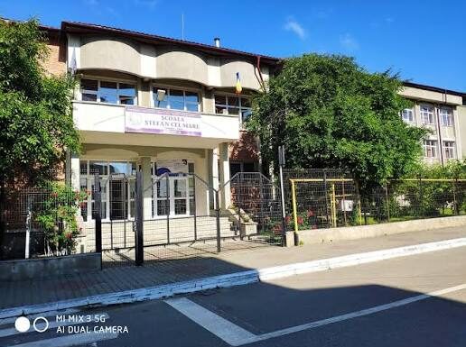 Războiul pentru „Casa Specialistului” din Heleșteni. O femeie a cerut în instanță evacuarea școlii comunale din …apartamentul ei