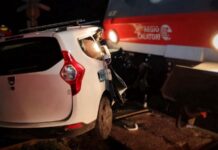 Autoturism în care se aflau şapte persoane, lovit de un tren, la Cepleniţa/ Patru dintre ocupanţii maşinii, scoşi de pompieri