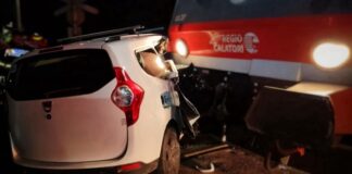 Autoturism în care se aflau şapte persoane, lovit de un tren, la Cepleniţa/ Patru dintre ocupanţii maşinii, scoşi de pompieri