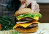 Rivalul McDonald’s care face cozi de la 1:30 noaptea vine în România. Primii 1.000 de clienți primesc burgeri gratis