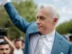 VIDEO Călin Georgescu, primit cu scandări la Vaslui, dar cu uși închise în alte locuri. A făcut o vizită și la Mănăstirea Hadâmbu
