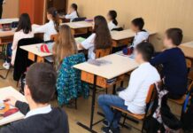 Părinții din Șipote, județul Iași, reclamă haosul transportului școlar: un singur microbuz pentru zeci de copii