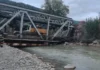 Pod rupt pe un drum național important: O macara a rămas captivă în structură, iar traficul dintre două județe este blocat
