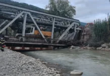 Pod rupt pe un drum național important: O macara a rămas captivă în structură, iar traficul dintre două județe este blocat