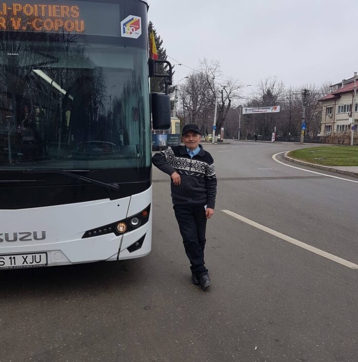 Astacioaei Ioan langa autobuz