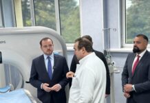 Alexandru Rogobete, vizită la Spitalul Clinic de Urgenţă ”Prof. Dr. Nicolae Oblu” din Iaşi: România are medici extraordinari. Datoria noastră este să le oferim condiţiile şi echipamentele de care au nevoie pentru a face performanţă aici, acasă