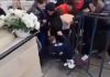 VIDEO Scandal la pelerinajul de la Iași! Doi bărbați au fost încătușați de jandarmi, după ce au forțat intrarea în Catedrală