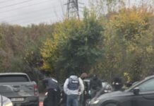 VIDEO Mascații au descins în plină stradă și i-au pus la pământ! Tineri încătușați sub privirile șocate ale trecătorilor, într-o operațiune-fulger cu Poliția de la Crimă Organizată