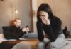 AMANTLÂC CU SCÂNTEI ȘI DOSAR PENAL: O femeie a fost trimisă în judecată după ce a bătut-o pe soția amantului cu poșeta. Victima cere despăgubiri de 10.000 euro