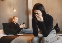 AMANTLÂC CU SCÂNTEI ȘI DOSAR PENAL: O femeie a fost trimisă în judecată după ce a bătut-o pe soția amantului cu poșeta. Victima cere despăgubiri de 10.000 euro